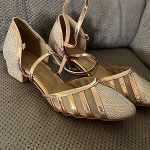 Women’s 9.5 beautiful shoes never worn